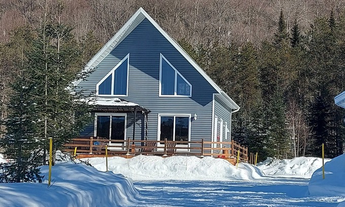 Mauricie Ski Chalet | Chalet with year-round spa, wine, fireplace, located 2 minutes from the zec!