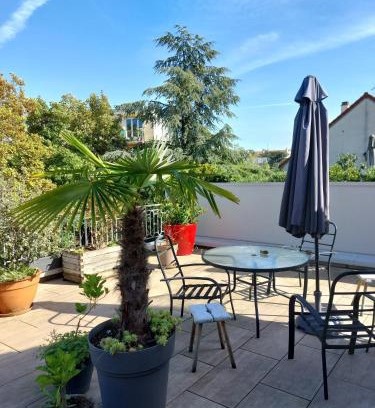 Rueil-Malmaison House | Chambre avec mezzanine dans une maison d'artiste