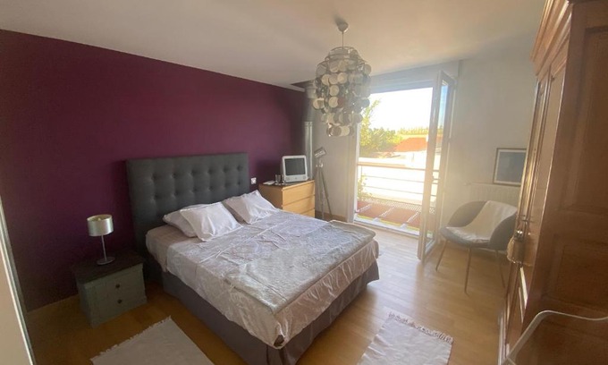 Bourges House | Chambre avec salle de bain privée à l étage dans ma maison