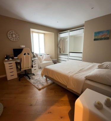 Domagne House | Chambre avec salle de bain tourelle