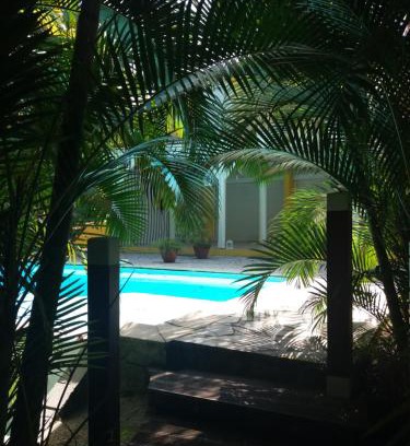 Schoelcher Bed & Breakfast | Chambre d'hôte et Loft dans maison de charme piscine à débordement La Villa Gialla