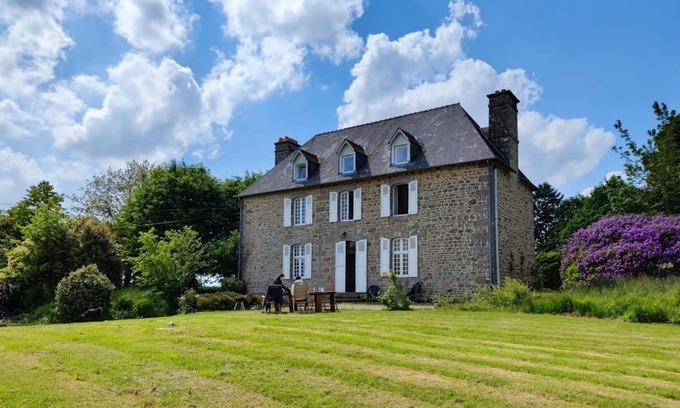 La Bazouge-du-Desert Bed & Breakfast | Chambre Dans Maison de Maître