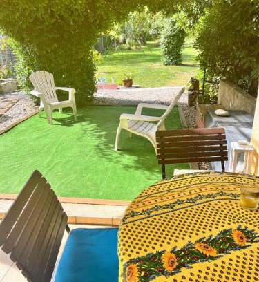 Quillan House | chambre et salle de bain privé s'ouvrant sur terrasse, jardin et cuisine d'été