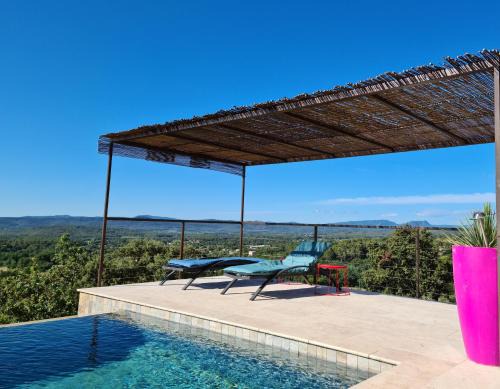 Cotignac House | Chambre indépendante, grand lit 180x200cm, piscine de 16m avec vue magnifique