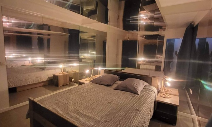 Montolivet Apartment | Chambre Miroir à 5 Minutes à Pied du Dôme de Marseille