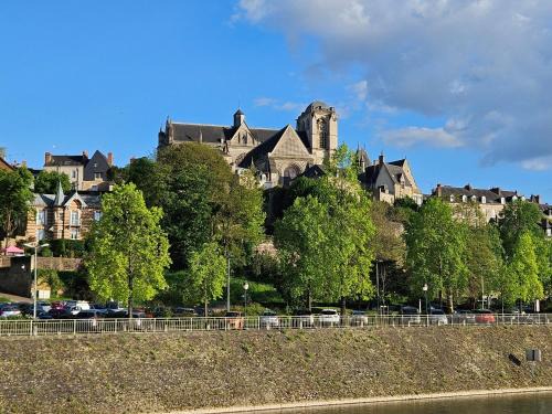 Republique House | Chambre pleine de charme face à la muraille romaine et face à la cathédrale
