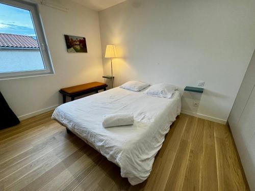 Genay House | Chambre privée climatisée avec salle de bains partagée-le Sapin