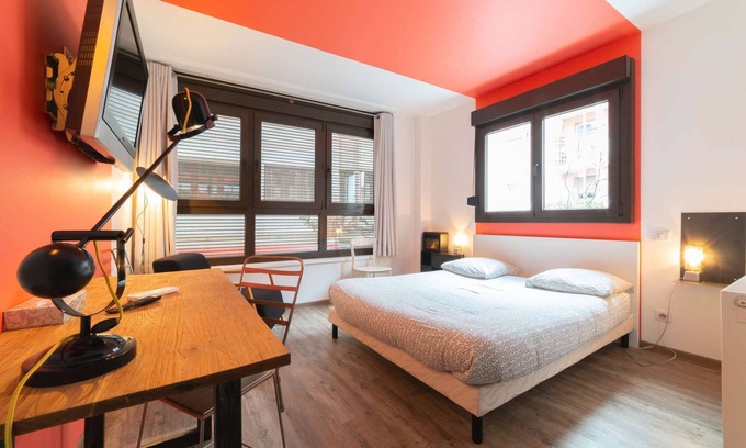 Mulhouse Apartment | Chambre privative rouge