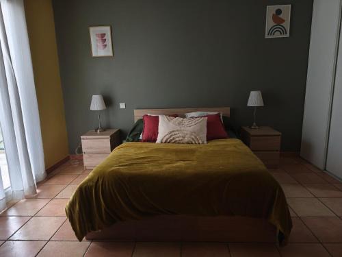 Millas House | Chambre spacieuse avec bureau et balcon