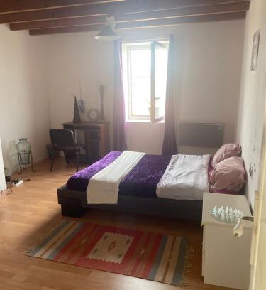 Moifond House | chambre violette coté aéroport calme charmante