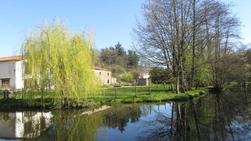 Bazoges-en-Paillers Bed & Breakfast | Chambres d'hôtes de La Templerie-Moulin