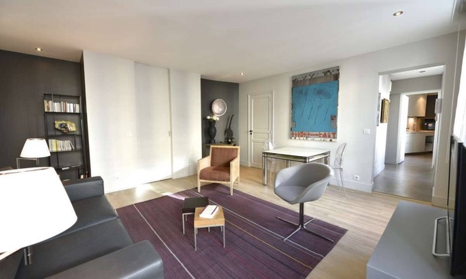 Marais Apartment | Champagne, 1BR/1BA, 3 people