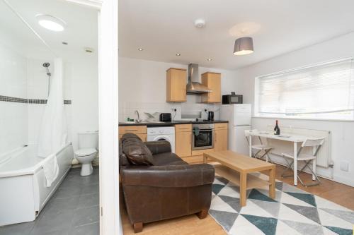 Eastleigh Apartment | Chandlers Ford 2-bedroom with free parking