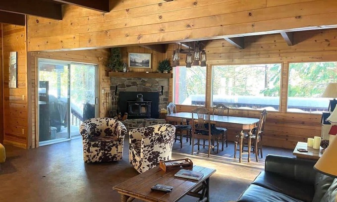 Strawberry House | Changes in Altitude – Spacious Family Cabin Near Pinecrest Lake & Dodge Ridge