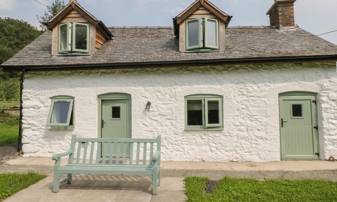 Llanfyllin House | Chapel House