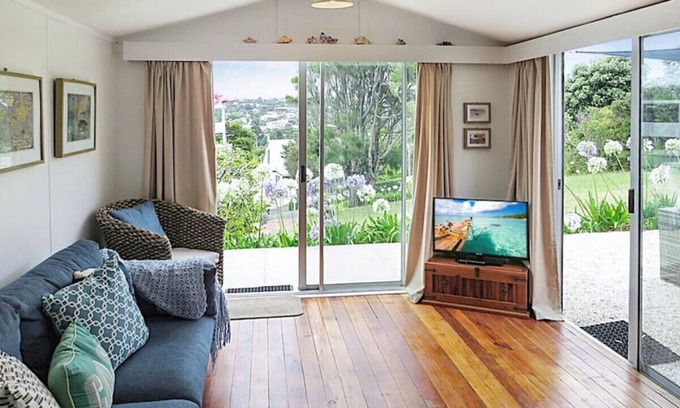 Blackpool House | Character Bach Close to Oneroa Beach