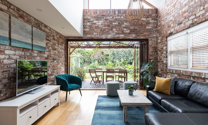 South Fremantle House | Character Loft House- walk to the beach and cafes