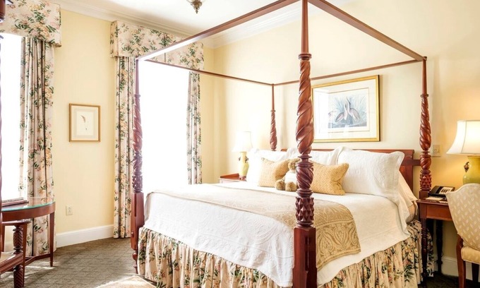 Charleston Historic District Hotel | Charleston's Urban Retreat: Refined Comfort in a Historic Setting