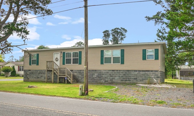Chincoteague House | Charlie's Cove - Pet friendly w/Fenced yard!