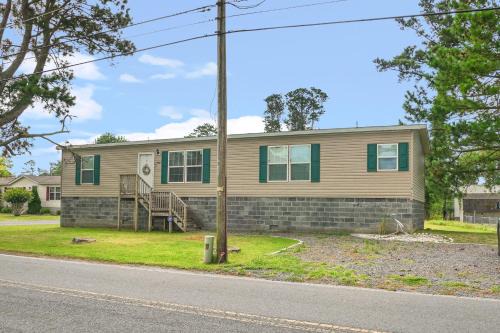 Chincoteague House | Charlie's Cove - Pet friendly w/Fenced yard!