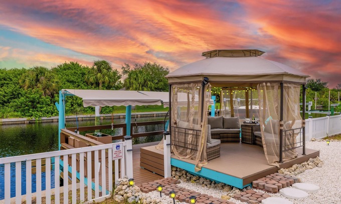 Port Charlotte House | Charlotte Shores Hideaway/Fishing Doc/Kayaks/Heated Pool/Bar