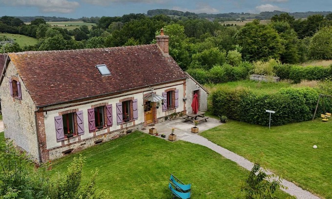 Saint-Martin-des-Pezerits Cottage | Charming cottage with garden and wifi
