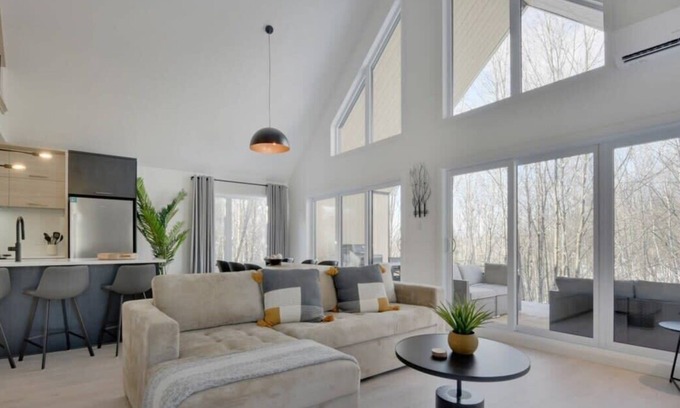 Pont-Rouge Ski Chalet | Charmant Boisé | Peaceful Getaway | Spa with Forest View