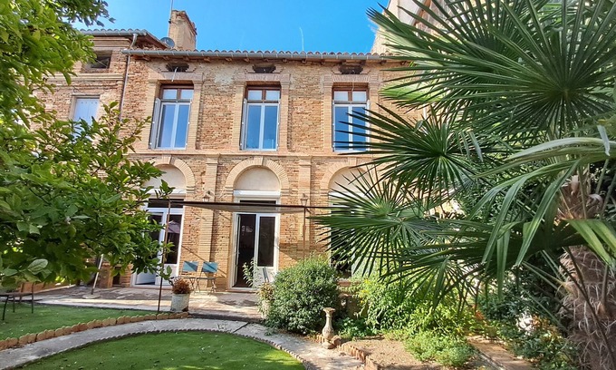 Beaumont-de-Lomagne Bed & Breakfast | Charmant Gite aux Beaux Volumes, Jardin Privé, Idéal en Familles