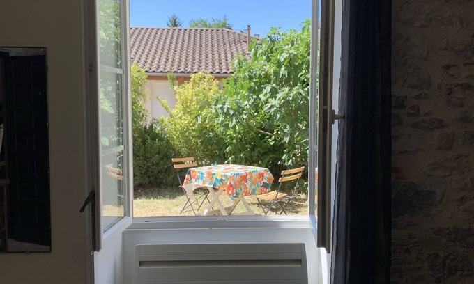 Pradines Apartment | Charmant Studio au Calme en Rez de Chaussée Avec Pierres Apparentes