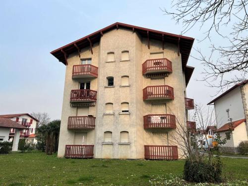 Cambo-les-Bains Apartment | Charmant T1 Bis à Cambo-les-Bains avec balcon, ascenseur et parking - FR-1-495-31