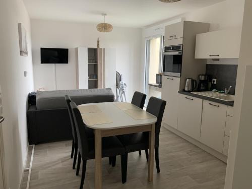 Fort-Mahon-Plage Apartment | Charmant T2 en centre-ville avec balcon, parking privé et équipements bébé à Fort-Mahon-Plage - FR-1-482-99