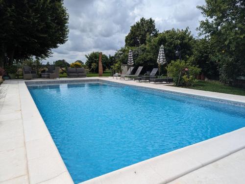 Paulnay Bed & Breakfast | Charmante Chambre d'Hôtes avec Piscine Chauffée et Terrasse Privative dans le Parc de la Brenne - FR-1-591-597