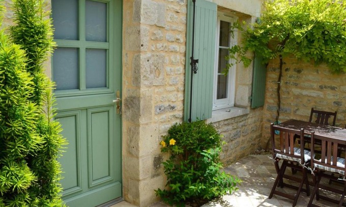Coulonges House | Charmante maison en pierre avec cour privée, équipements bébé, vélos, proche de la Charente - FR-1-653-91