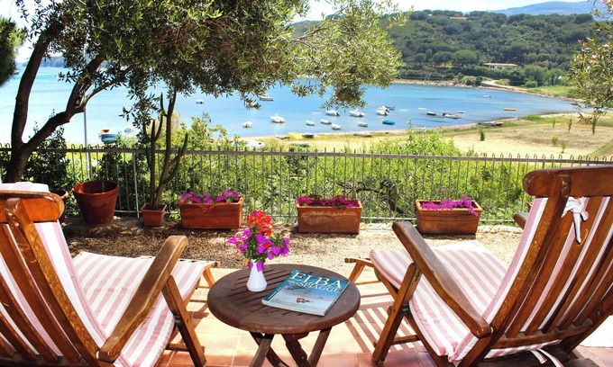 Mola Villa | Charmante Villa 50 m vom Meer entfernt, mit Garten. Vier Gäste.