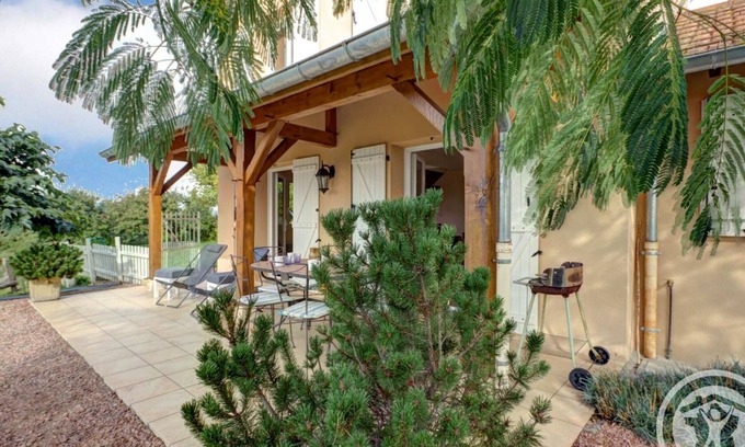 Saint-Forgeux-Lespinasse Cottage | Charming gîte with pets allowed, terrace and wood stove in Saint-Forgeux-Lespinasse