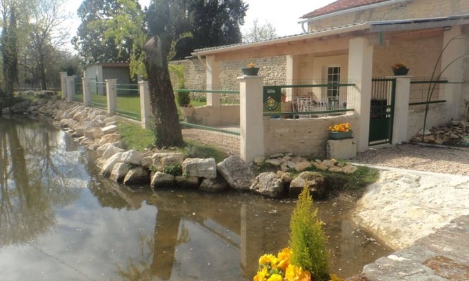 Saint-Sulpice-de-Cognac Cottage | Charming Cottage with Private Garden, Terrace, Fireplace & Close to Vineyards - Pets Welcome!