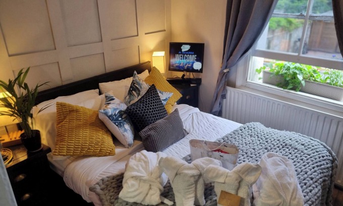 Fulwell and Hampton Hill Apartment | Charming 1-bed Studio Annex,parking,kitchen,wifi