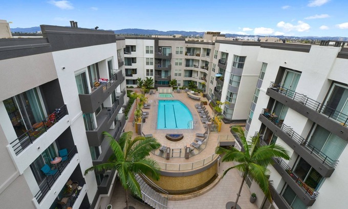 Marina del Rey Apartment | Charming 1-Bedroom by the Ocean · Free Parking · Pool · Gym · Hot Tub · BBQ