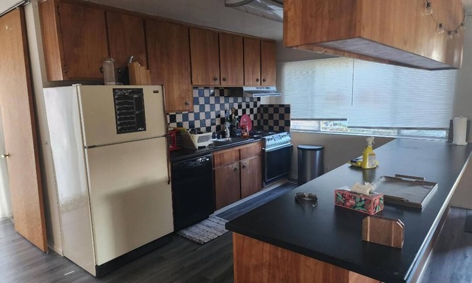 Upper Dimond Apartment | Charming 1-bedroom apartment in Oakland with WiFi access