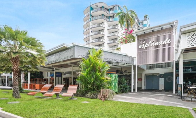Cairns Central Business District Apartment | Charming 1-Bedroom Apartment with Rooftop Pool & Prime Cairns Location