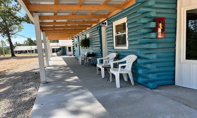 Lebanon Cabin | Charming 1-bedroom cabin with Loft. 3 Miles from Bennett Springs State Park