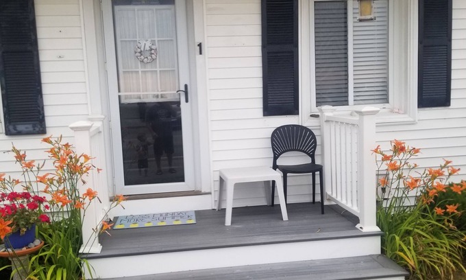 Hampton Cottage | Charming 1-bedroom cottage in lovely Hampton directly across from beach.