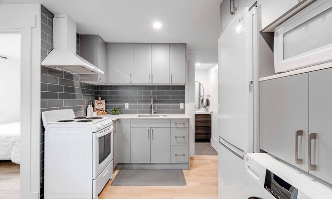 London Apartment | Charming 1-Bedroom Garden Suite; Steps to Downtown