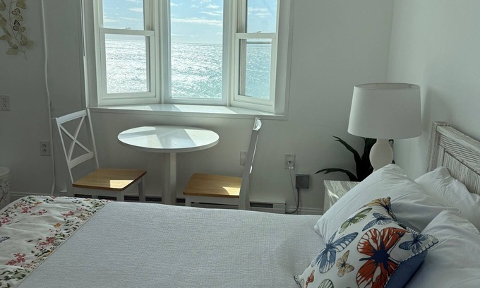 Misquamicut Hotel | Charming 1-bedroom hotel in enchanting Westerly with a beautiful ocean view