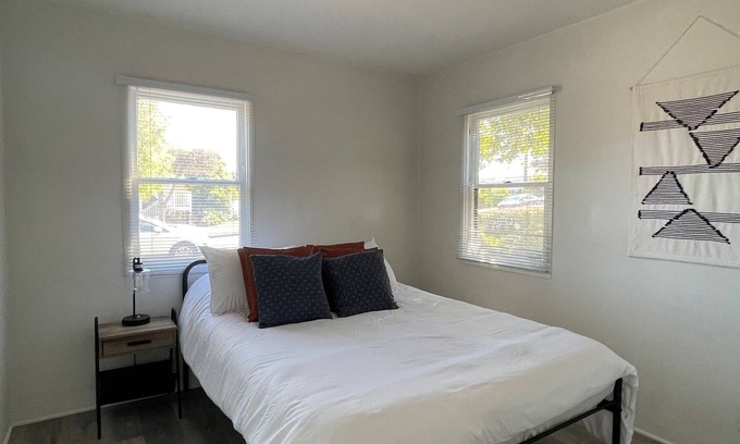Ventura Cottage | Charming 1 bedroom near Downtown, beaches, and hospitals