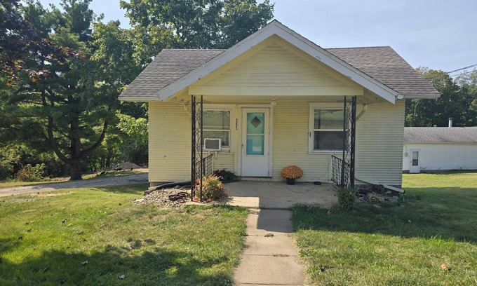 Cedar Rapids - Iowa City House | Charming 1-bedroom house the Live Well Nook with WiFi in Cedar Rapids