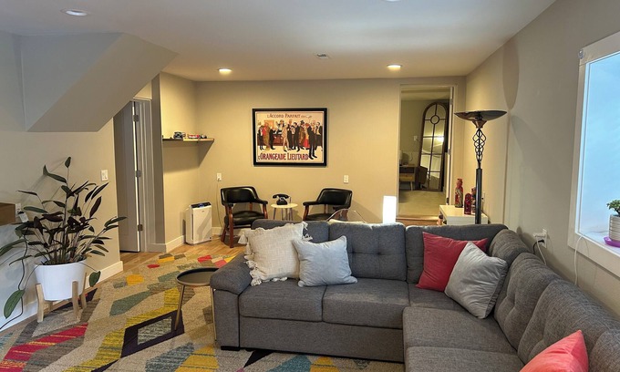 Lake Oswego Apartment | Charming 1-bedroom apartment in superb Lake Oswego with AC