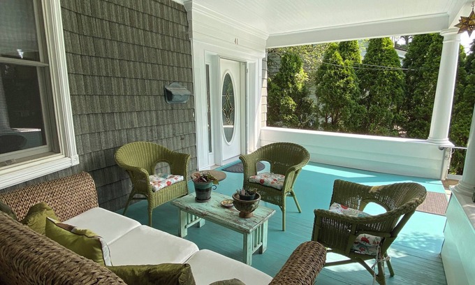 New Rochelle Apartment | Charming 1-bedroom apartment - 38 Mins to NYC/Parking on site