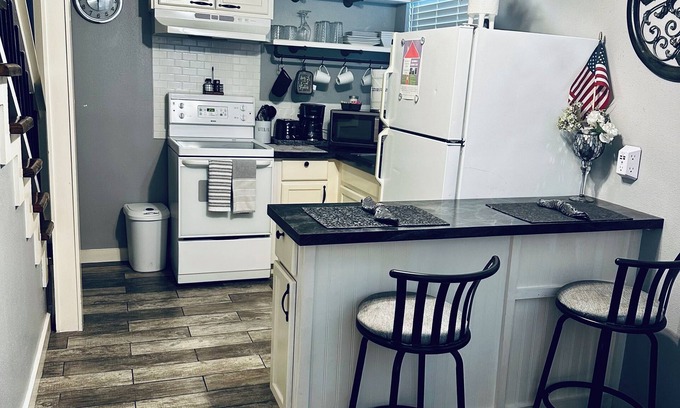 Highland Park Cottage | Charming 1-bedroom cottage in welcoming San Antonio with AC