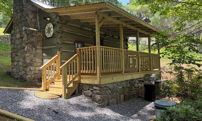 Waynesville Cabin | Charming 1-bedroom log cabin in fabulous Waynesville NC , WiFi, cable, AC/HTG